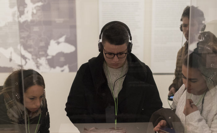 Jóvenes visitando la exposición